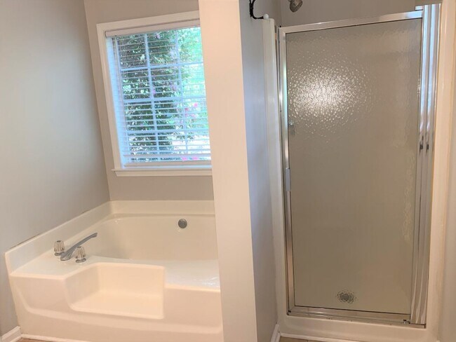 Building Photo - Wow! Northgate district! 3 bed, 2 bath, ranch style home, hardwood flooring, must see!