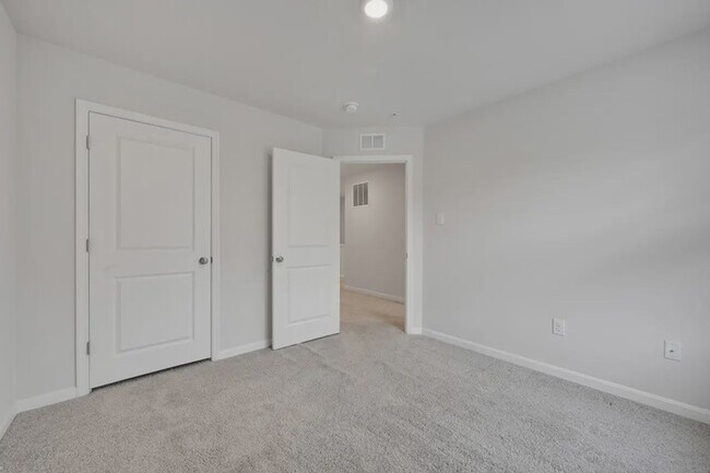 Building Photo - 130 Maple Run Dr