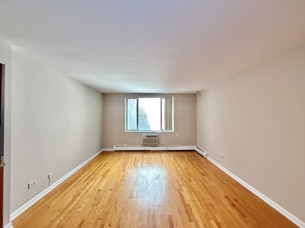 Building Photo - 5820 N Sheridan Rd