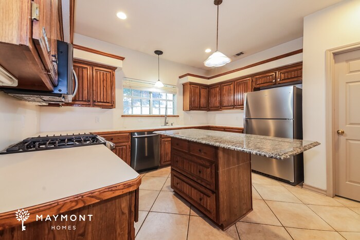 Building Photo - 2021 Westshore Dr