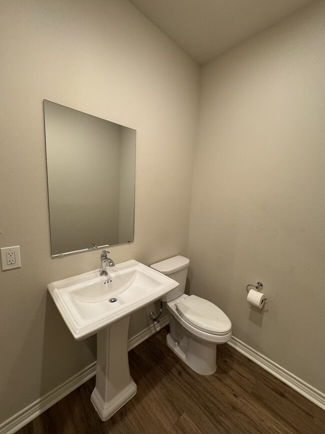 Building Photo - 5670 Shadowbend Cir N