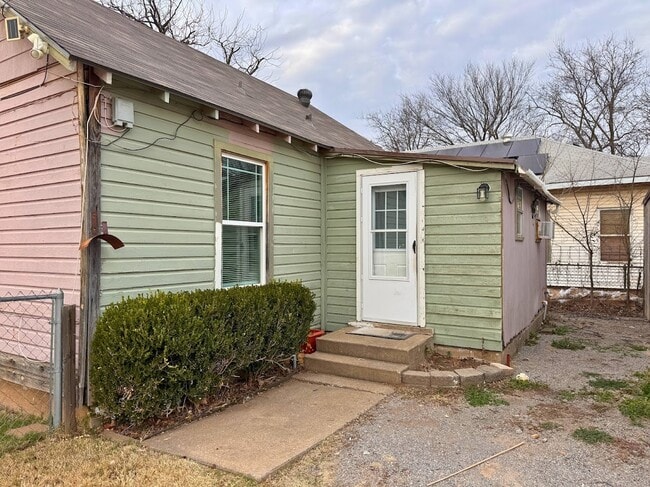 Building Photo - 2706 Palmetto Dr