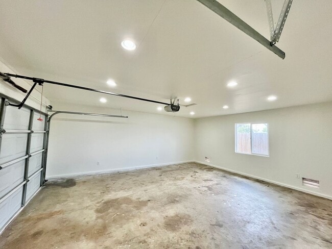 Building Photo - 4BR/3BA Large House - Single Story, No Carpet, AC, Washer/Dryer in Unit, Small Yard, 2 Car Garage...