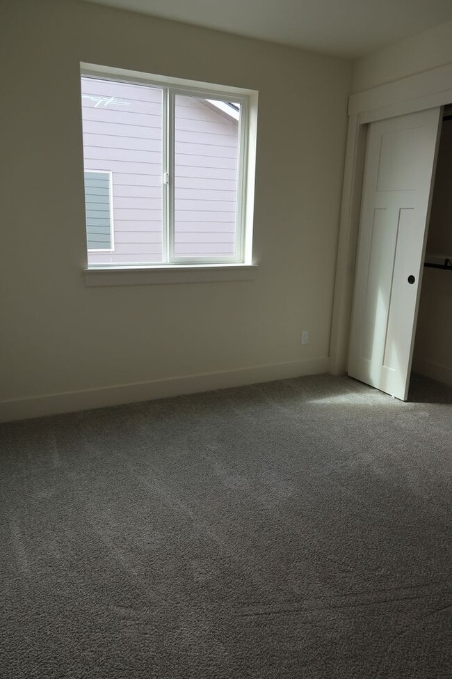 Building Photo - Seven Oaks Luxury Duplexes - New, Light, Bright, and Spacious!!