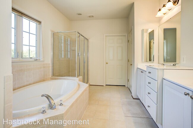 Building Photo - 121 Whispering Woods Pl