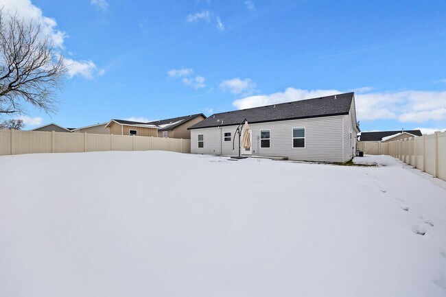 Building Photo - 397 Marjorie St