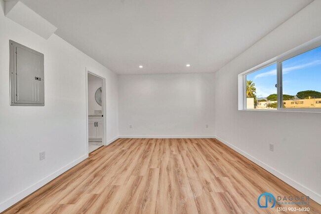 Building Photo - 11845 Hamlin St