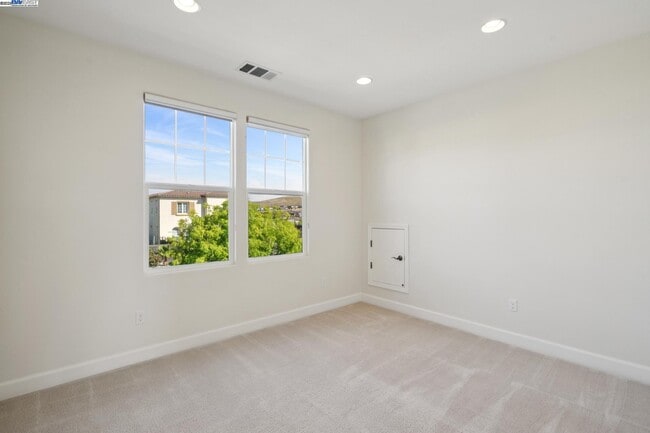 Building Photo - 454 Bengali Ct
