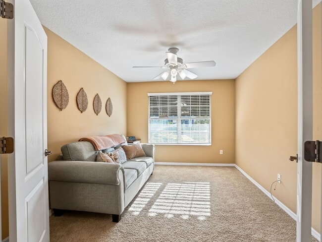 Building Photo - 3 bedroom 2 bath designer home