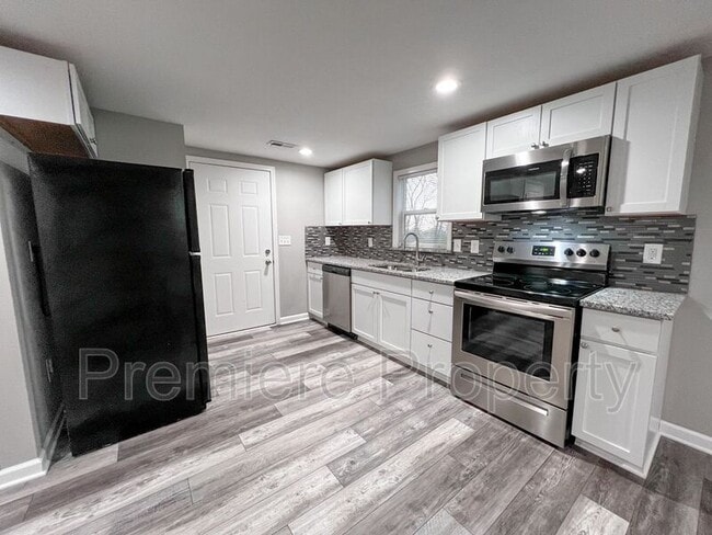 Building Photo - 611 N Hocker Ave