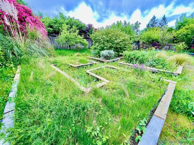 Building Photo - Charming  home on quiet street, great loca...