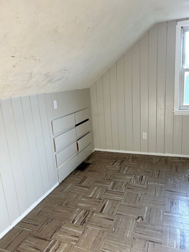 Building Photo - Lovely Home! Spacious home! Large front & back yard! Garage!