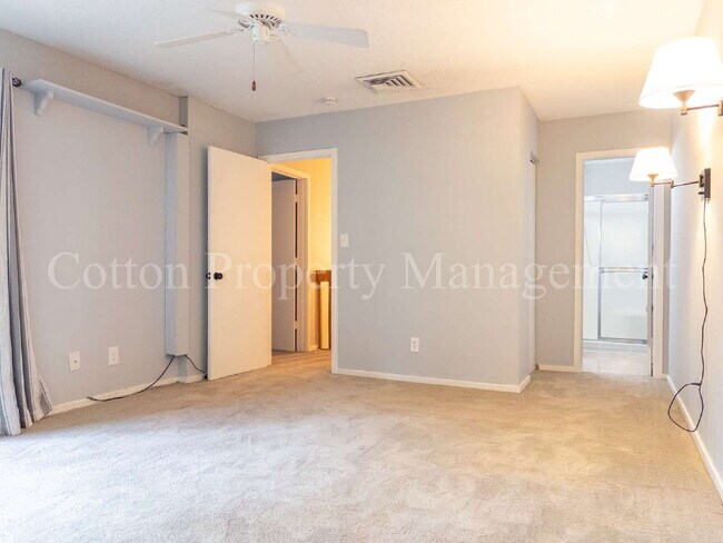 Building Photo - 2030 Albert Cir