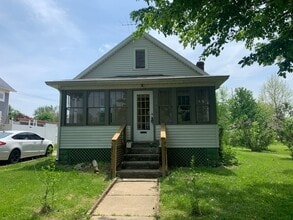 Building Photo - Charming 2 Bedroom, 1 Bathroom Ranch in Downtown Three Oaks