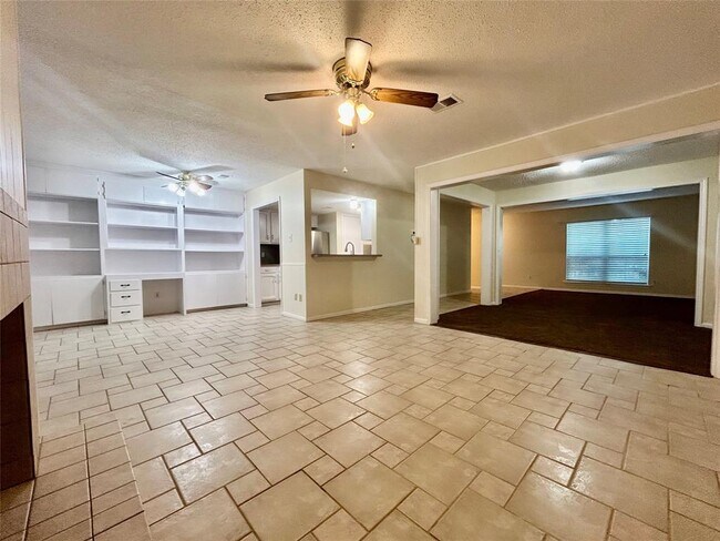 Building Photo - 2456 Country Club Dr