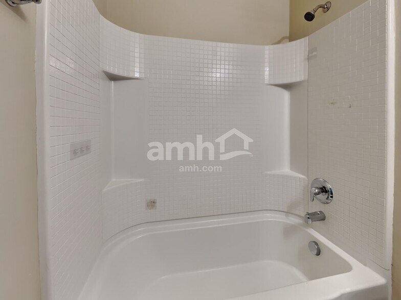 Building Photo - 425 Watershed Dr