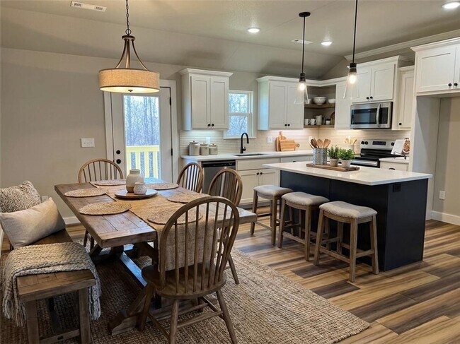 Building Photo - 4 Melrose Ln