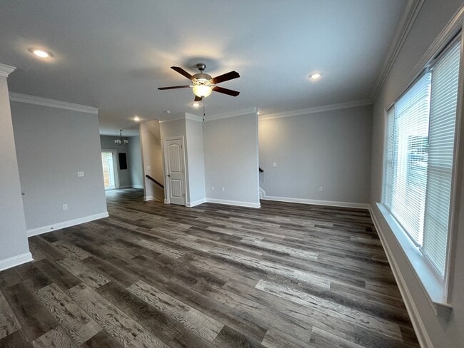 Building Photo - *LIKE NEW!* 3BR/2.5BA Townhouse in Crescen...