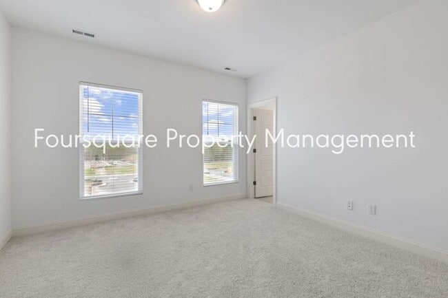 Building Photo - Spacious Townhome with Entry-Level Guest Suite, Washer/ Dryer Included, 2nd floor Balcony & 2-Car...