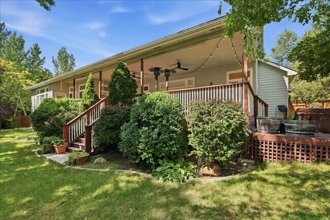 Building Photo - Luxury Living in Southeast Boise, 3-Car Garage, Hot Tub & Flexible Bonus Loft & Private/Secure Wo...