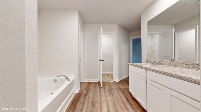 Building Photo - 3302 Bridgewood Dr