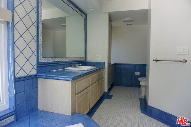 Building Photo - 221 N Bowling Green Way