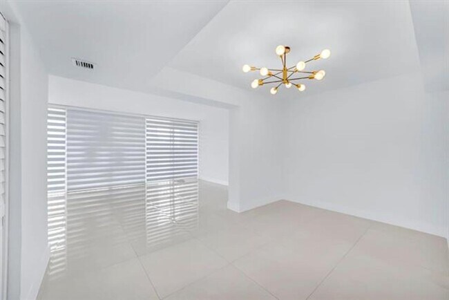 Building Photo - 9240 Fontainebleau Blvd