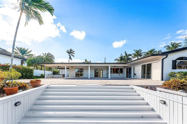 Building Photo - 2443 NE 26th St