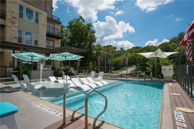 Building Photo - Amazing 1/1 Condo in Barton Springs. Beaut...