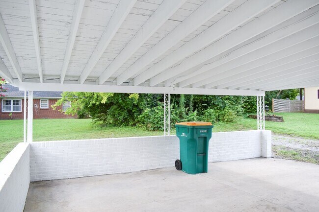 Building Photo - Renovated 3 Bed 1.5 Bath with Carport in Lewisburg