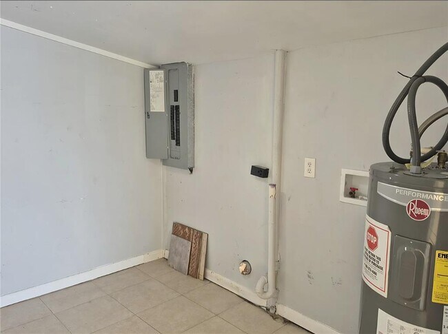 Building Photo - 2418 Wishing Well Cir