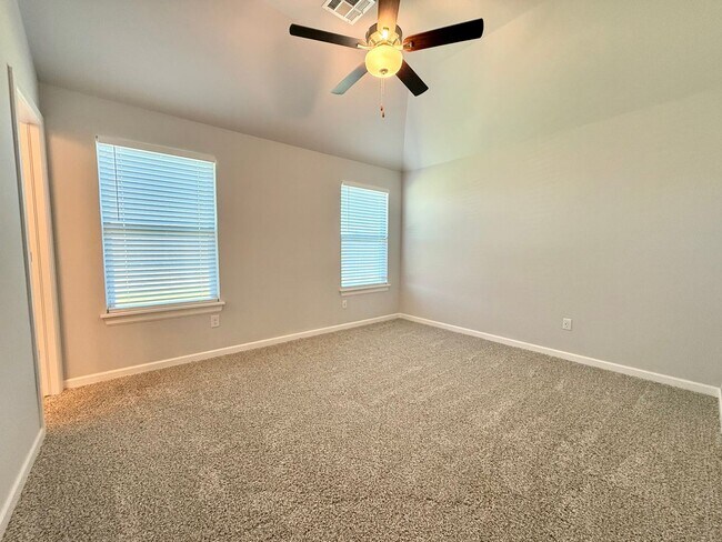 Building Photo - **Gorgeous Newer Build! 3 Bed 2 Bath**