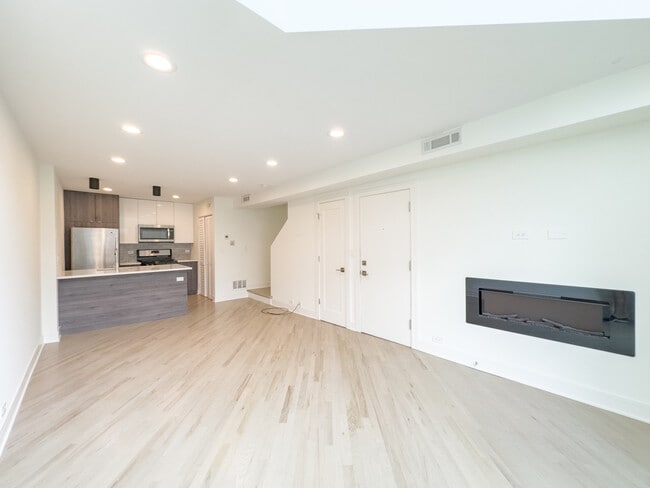 Building Photo - 949 W Grace St