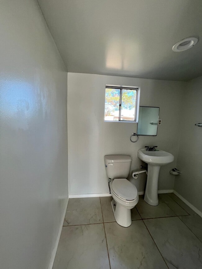 Building Photo - 202 Mango Rd