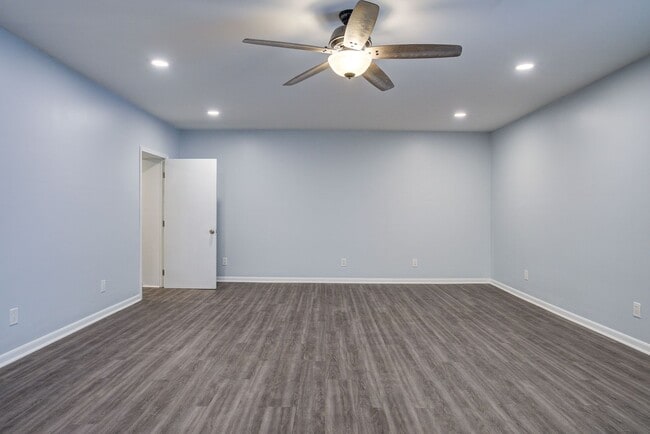 Building Photo - Very nice 4 bed 3 and a half bath home close to Boone Lake