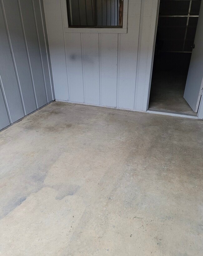 Building Photo - 930 N Indiana St