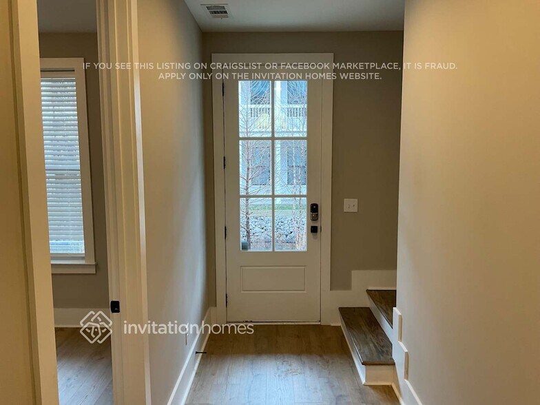 Building Photo - 647 Vernon Ave