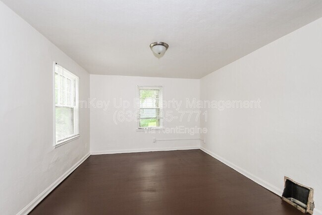 Building Photo - 7150 Manette Dr