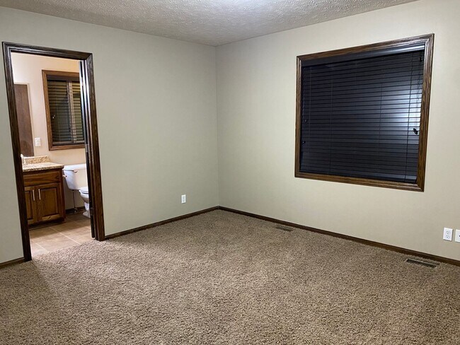 Building Photo - Gorgeous Elkhorn 4 Bed 3 Bath Home!