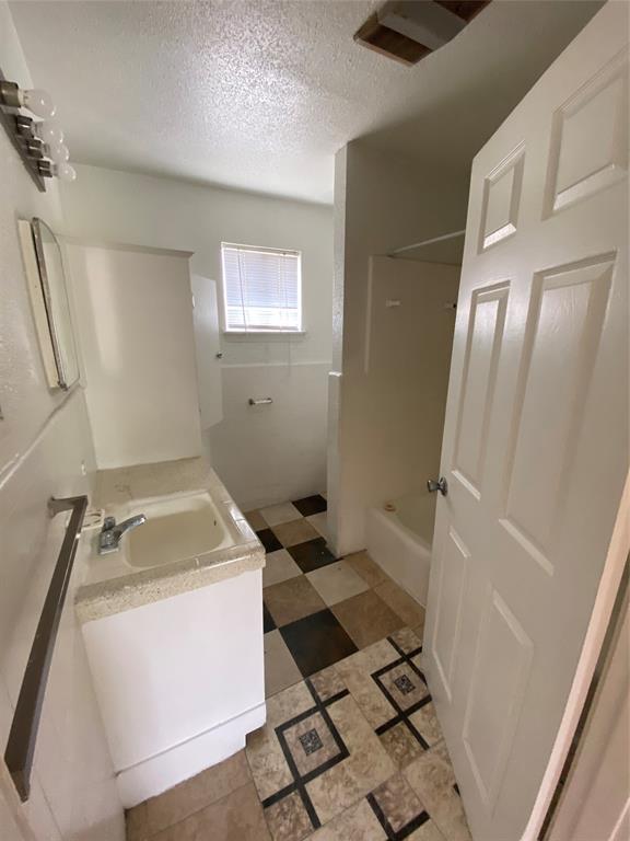 Building Photo - 5610 Royal Palms St