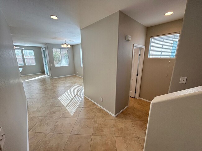 Building Photo - Gorgeous 3Bed/2.5Bath/2Car, 2-Story Home located in Loretta Bay