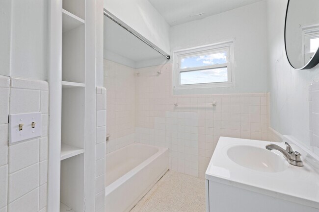 Building Photo - 5411 N Flagler Dr