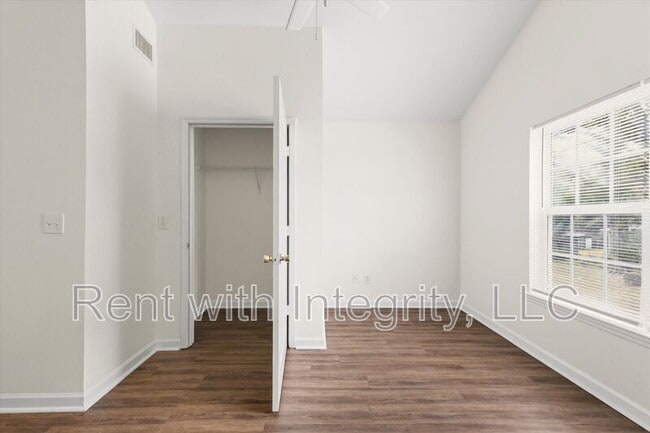 Building Photo - 735 Putnam Dr
