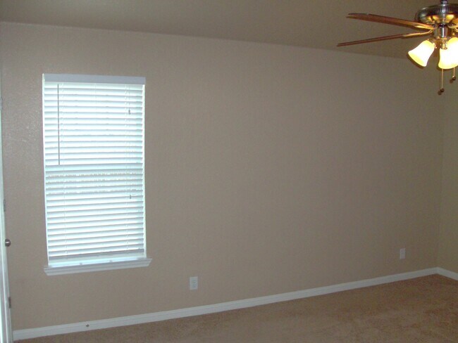 Building Photo - Spacious Duplex for Rent – Close to Clear ...
