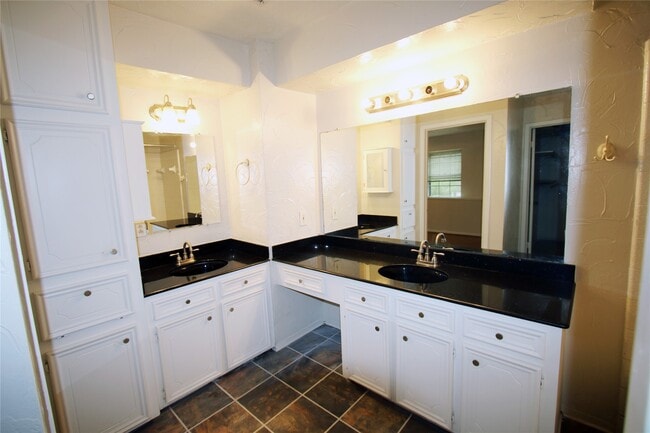 Building Photo - 4105 Vista Rd