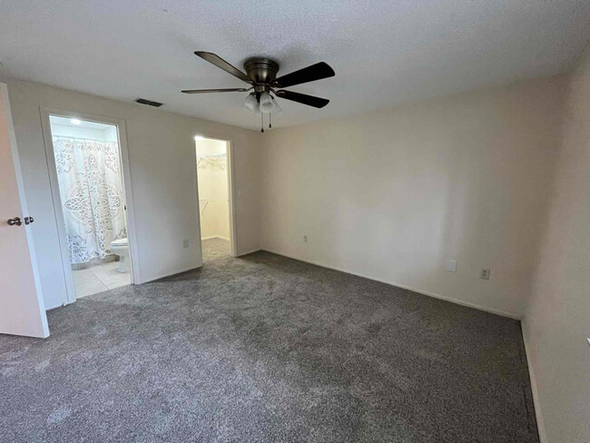 Building Photo - 202 Corkwood Ln