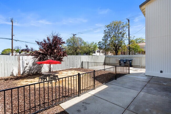Building Photo - PRE LEASE TODAY!! Remodeled 2 bed, 2 bath unit in Midtown