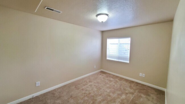 Building Photo - 483 E Apple Blossom Dr