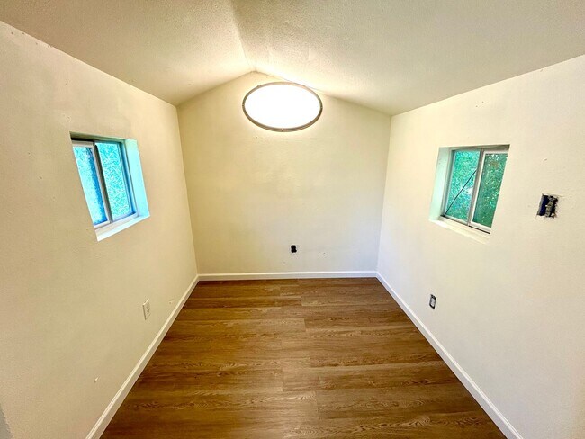 Building Photo - **COMING SOON** Newly Renovated 3 Bedroom ...