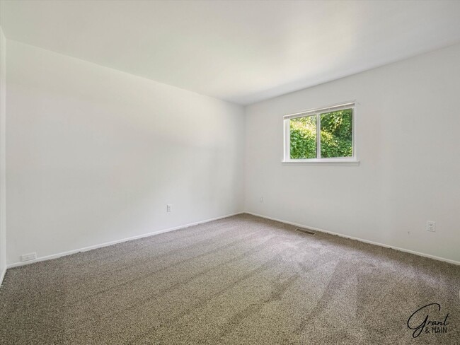 Building Photo - $1450 3 bedroom ranch